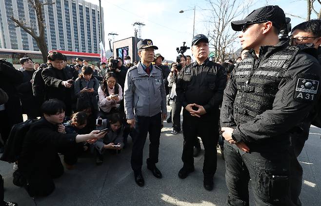 유재성 경찰청장 직무대행이 그룹 방탄소년단(BTS)의 광화문 공연을 앞둔 19일 서울 종로구 광화문광장에서 현장을 둘러보고 있다. 연합뉴스