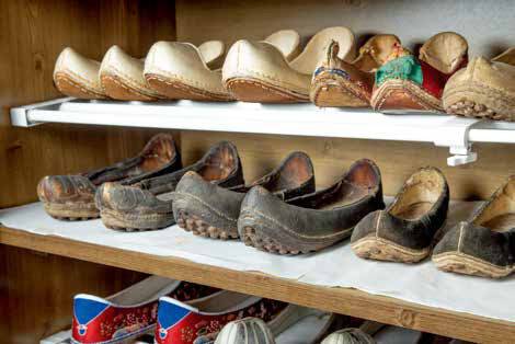 장식장에 나란히 놓인 전통 신들. 제법 오래돼 보이는 신발은 황해봉의 조부 고(故) 황한갑의 작품이다.