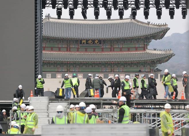 BTS 공연 준비 한창 - 그룹 방탄소년단(BTS)의 광화문 공연을 앞둔 18일 서울 광화문광장에서 공연 준비작업이 이뤄지고 있다. 2026.3.18 연합뉴스