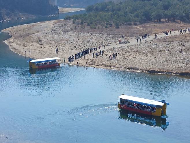 8일 ‘왕과 사는 남자’ 누적 관객수가 1000만 명을 넘어선 가운데 단종 유배지였던 강원 영월군 청령포에 관광객들이 몰려들고 있다. 뉴스1
