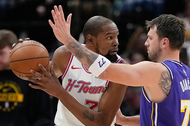 케빈 듀란트(왼쪽)가 19일 미국 텍사스주 휴스턴의 도요타 센터에서 열린 LA 레이커스와 2025~2026 미국프로농구 정규리그 홈경기에서 루카 돈치치의 수비에 맞서고 있다. 휴스턴 | AP연합뉴스