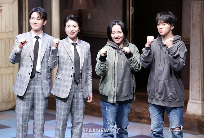 배우 오승훈, 정인지, 문근영, 최석진이 19일 서울 종로구 대학로 티오엠에서 진행된 연극 '오펀스' 프레스콜에서 포즈를 취하고 있다. /2026.03.19 /사진=김휘선 hwijpg@