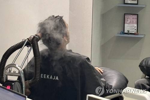 "명동 구경 왔다가 미용실 찾았어요" (서울=연합뉴스) 이진주 인턴기자 = 지난 13일 중구 이가자헤어비스 명동점에서 헤드스파를 받는 미국 닐씨. 2026.3.19