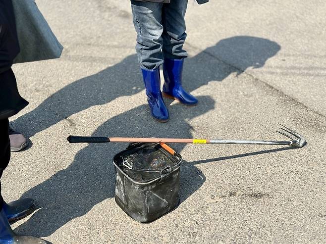 ▲ 20일 인천 옹진군 영흥면 갯벌에서 해루질 단속 과정에서 적발된 불법 어구. 수산자원관리법상 두 발이 달린 갈고리 형태는 사용이 허가되지 않는다.