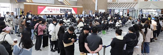 ▲ 지난 16일 오전 10시쯤 인천 남동구 인천시청 중앙홀에서 진행된 '천원주택 예비 입주자 신청 접수창구'를 찾은 시민들이 천원주택 입주 신청을 위해 줄을 서고 있다. /인천일보DB