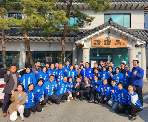 ◇더불어민주당 김병주(경기 남양주을) 국회의원과 허영(춘천갑) 국회의원, 유정배 춘천·철원·화천·양구을지역위원장 등이 20일 춘천에서 예비후보자, 당원들과 간담회를 갖고 지선 승리 의지를 다졌다.