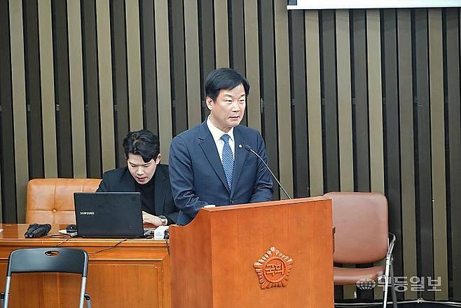 최근 더불어민주당 중앙당으로부터 원내부대표로 선임된 박균택 의원(광산갑)이 검찰개혁 법안을 당론으로 확정하기 위한 의원총회의 사회를 진행하고 있다. /박균택 의원실 제공