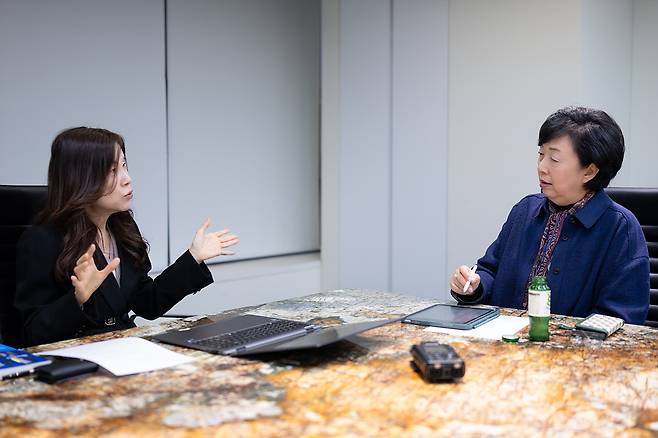 본지 라운지 대회의실에서 진행된 대담에서 토론 중인 박영란 교수(우)와 김영선 소장(좌).(이준호 기자)