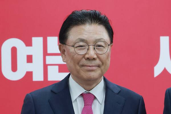 6·3 지방선거 울산시장에 도전하는 박맹우 전 울산시장이 12일 서울 영등포구 여의도 국민의힘 중앙당사에서 열린 광역단체장 후보 면접에 앞서 기념 촬영하고 있다. 2026.3.12. 연합뉴스