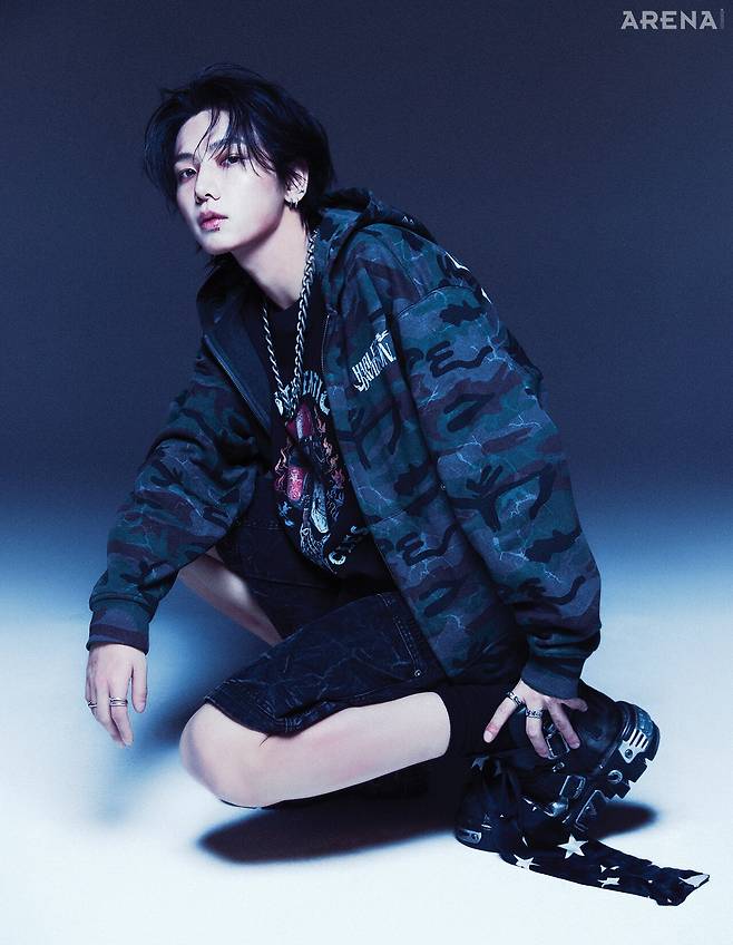 명재현이 착용한 밀리터리 카무플라주 후드 집업·어센틱 이글 티셔츠·비트닉 데님 버뮤다팬츠 모두 할리데이비슨 컬렉션스 제품.