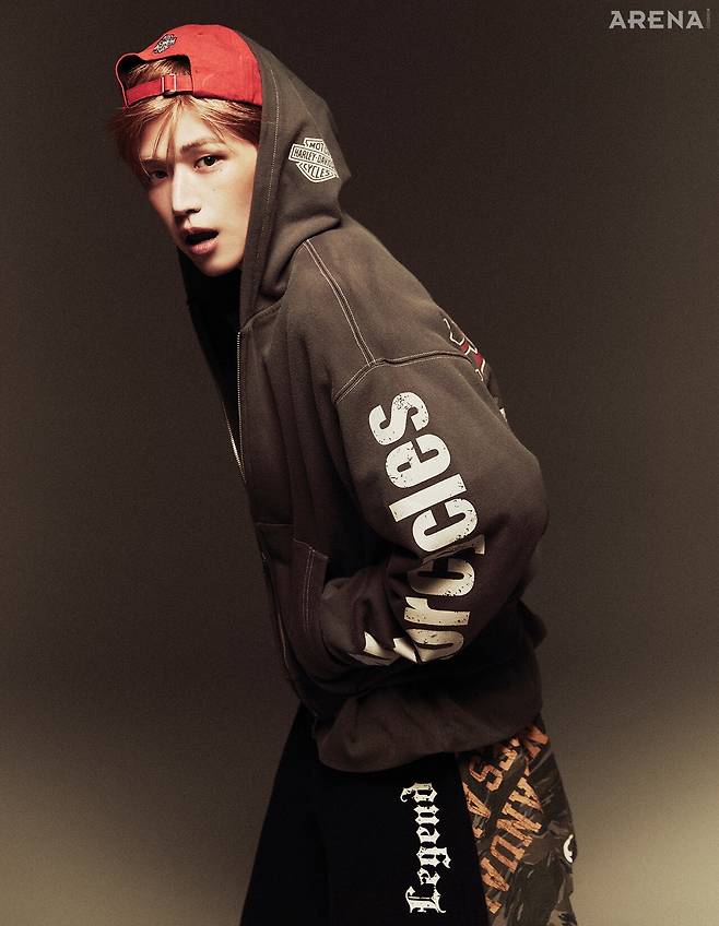 리우가 착용한 스프레이 워싱 후드 집업·OL 시그니처 하프 스웨트 팬츠·레드 컬러의 할리 플랫트랙 볼캡 모두 할리데이비슨 컬렉션스 제품.