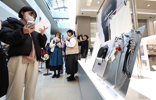 20일 서울 용산구 국립중앙박물관 상품전시관에서 팬들이 국립박물관문화재단과 하이브가 그룹 방탄소년단(BTS)의 정규 5집 '아리랑'(ARIRANG) 컴백을 기념해 출시한 협업상품을 고르고 있다. (사진=연합뉴스)