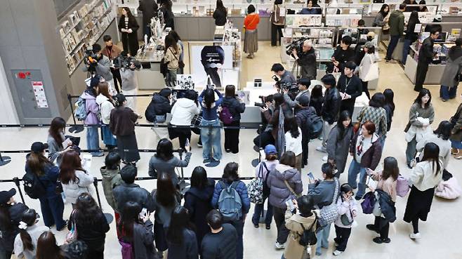 20일 서울 용산구 국립중앙박물관 상품전시관에서 팬들이 국립박물관문화재단과 하이브가 그룹 방탄소년단(BTS)의 정규 5집 '아리랑'(ARIRANG) 컴백을 기념해 출시한 협업상품을 구입하기 위해 줄을 서고 있다. (사진=연합뉴스)