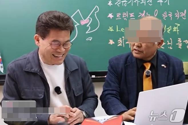 지난 18일 밤 전한길 씨의 유튜브 채널 '전한길뉴스'에서 전 안기부 공작관 최 모 씨가 "꿈에서 가브리엘 천사가 재 준 말"이라며 이재명 대통령이 싱가포르 국빈방문 때 비자금 은닉, 우리 군사 기밀을 중국에 넘겨 줬다는 발언을 하고 있다. (유튜브 갈무리) ⓒ 뉴스1