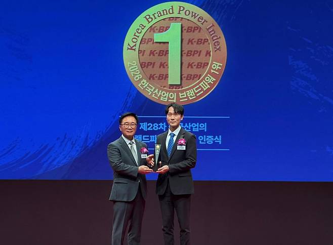 2026년 3월 18일 한국능률협회컨설팅에서 주관하는 ‘2026 한국산업의 브랜드파워 1등 수여식에서 이혁중 롯데GRS 마케팅부문장(오른쪽)이 인증패 수여 후 기념 촬영을 하고 있다.(롯데GRS 제공)