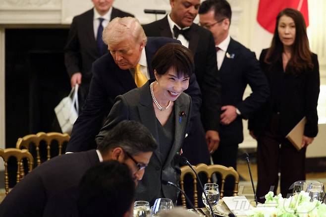 도널드 트럼프 미국 대통령이 19일(현지시간) 다카이치 사나에 일본 총리와의 만찬 직전 그의 의자를 빼주고 있다. 2026.3.19 ⓒ 로이터=뉴스1