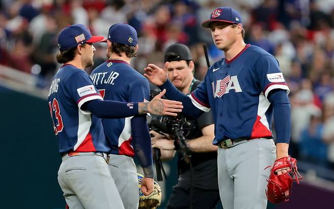 Mar 15, 2026; Miami, FL, United States; United States second baseman Brice Turang (13) and United States pitcher Mason Miller (19) celebrate after defeating the Dominican Republic in a semifinal game of the 2026 World Baseball Classic at loanDepot Park. Mandatory Credit: Sam Navarro-Imagn Images
<저작권자(c) 연합뉴스, 무단 전재-재배포, AI 학습 및 활용 금지>