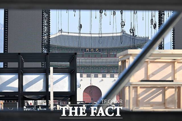 그룹 방탄소년단이 광화문 광장에서 21일 오후 8시 컴백쇼 'ARIRANG'을 개최한다. 특정 가수가 광화문 광장에서 단독 공연을 개최하는 건 방탄소년단이 최초다. 사진은 컴백쇼 'ARIRANG' 무대 설치가 진행 중인 서울 종로구 광화문 앞모습이다./김성렬 기자