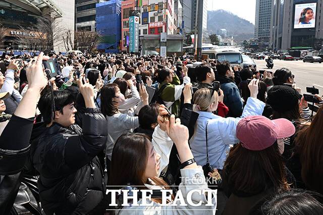 BTS의 신곡 ’Swim’의 뮤직비디오를 담아내는 시민들.
