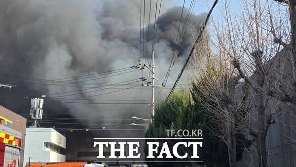 20일 오후 1시 17분쯤 대전시 대덕구 문평동 소재의 자동차부품 공장에서 화재가 발생해 소방당국이 진화에 나서고 있다. /정예준 기자