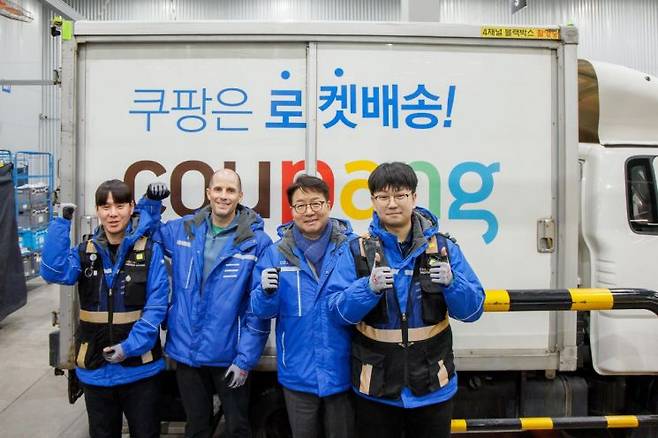 해롤드 로저스 쿠팡 임시대표(왼쪽에서 두 번째)와 염태영 더불어민주당 의원(왼쪽에서 세 번째)이 배송을 함께할 쿠팡친구들과 기념촬영하고 있다. 쿠팡 제공