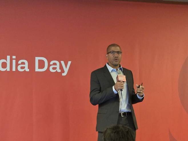 크리스 패트릭 퀄컴 수석 부사장 겸 모바일 핸드셋 부문 본부장이 20일 서울 서초구 JW메리어트호텔 서울에서 열린 미디어 브리핑에서 발표를 하고 있다. 박준이 기자.