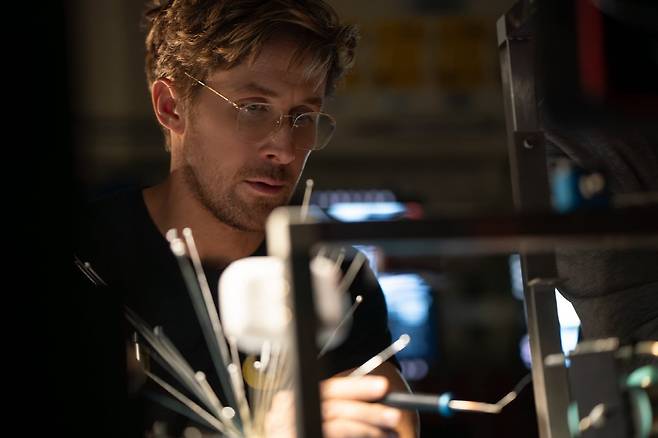 라이언 고슬링은 '프로젝트 헤일메리'에서 고독하지만 유머있고 조용하지만 강단있고 현명한 그레이스 역을 뛰어나게 소화합니다. 혼자서 난관을 척척 해결해나가는데 우주의 맥가이버 같아 보일 때도 있고요./소니픽쳐스