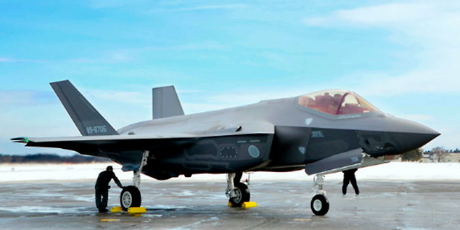 일본 아오모리현에 있는 미사와 기지에 배치된 항공자위대 소속 F-35 스텔스 전투기. ⓒAP/뉴시스