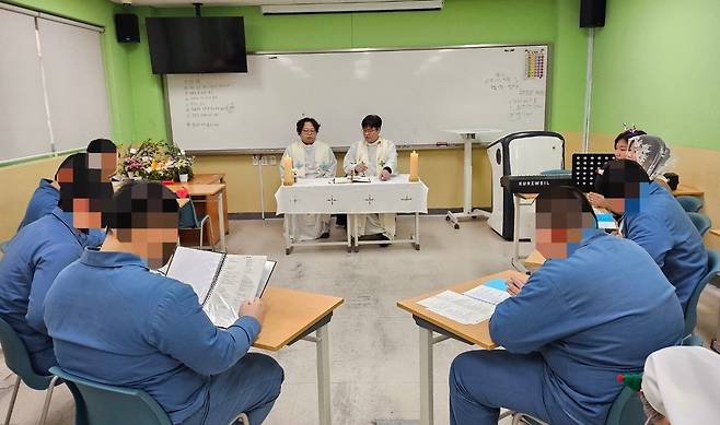 만델라 소년학교에서 종교 수업을 진행하고 있는 정민하 신부(오른쪽)와 이승민 신부. 정 신부는 “처벌 강화보다 더 중요한 건 피해자에 대한 보호와 치유·치료, 경제적 지원과 교정·교화 시스템 개선”이라고 말했다. 정민하 신부 제공