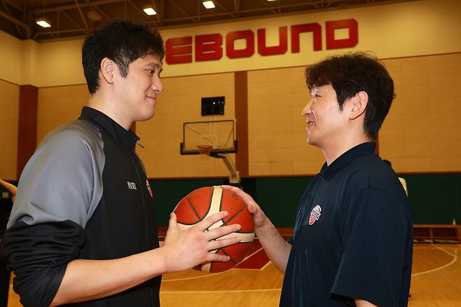 서로가 자신의 농구 인생에서 없어서는 안 될 존재라고 말하는 울산 현대모비스 함지훈(왼쪽) 선수와 양동근 감독(오른쪽)이 지난 3일 용인 현대모비스 체육관에서 서로를 그윽하게 바라보고 있다. 정용일 기자 yongil@hani.co.kr