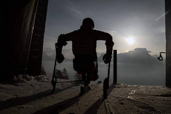 알파인 스키 경기에 앞서 출발선에 선 선수가 홀로 슬로프를 점검하고 있다.
