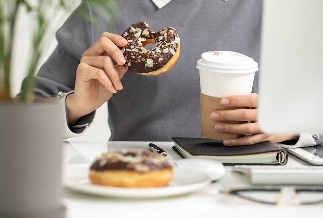 오후에 당 함량이 많은 음식을 섭취하면 치매 위험이 높아진다. /클립아트코리아