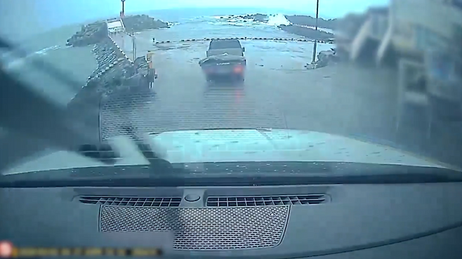 지난 2일 경찰 추격 끝에 막다른 포구에 몰린 난폭운전 차량 (제주경찰 제공)