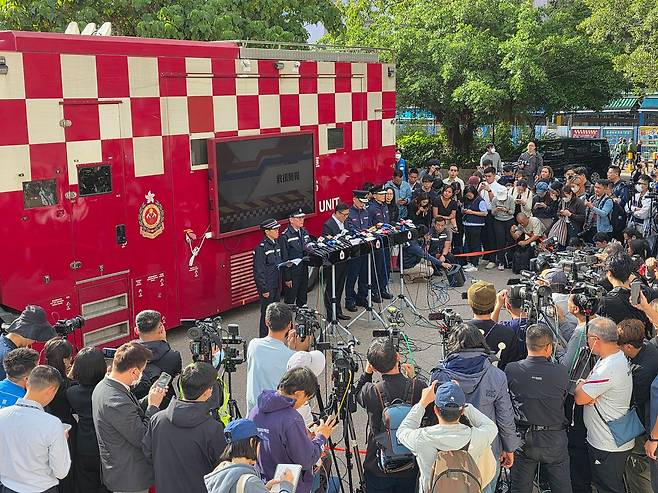 지난해 11월 주민 168명의 목숨을 앗아간 홍콩 아파트 '웡 푹 코트' 화재 참사 당시 홍콩 보안당국이 초기 조사 결과를 발표하고 있다. 홍콩=이도성 특파원