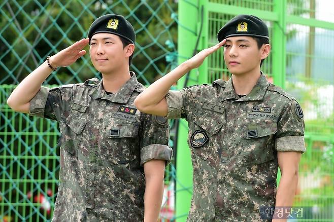 육군 현역 복무를 마치고 전역한 그룹 방탄소년단(BTS)의 RM과 뷔. 사진=변성현 한경닷컴 기자