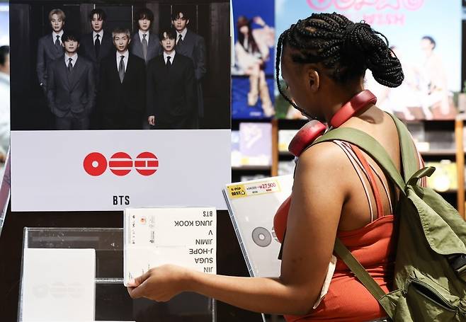 20일 서울 종로구 교보문고 광화문점에서 한 외국인이 방탄소년단(BTS)의 5집 앨범 '아리랑'(ARIRANG)을 살펴보고 있다./사진=뉴스1