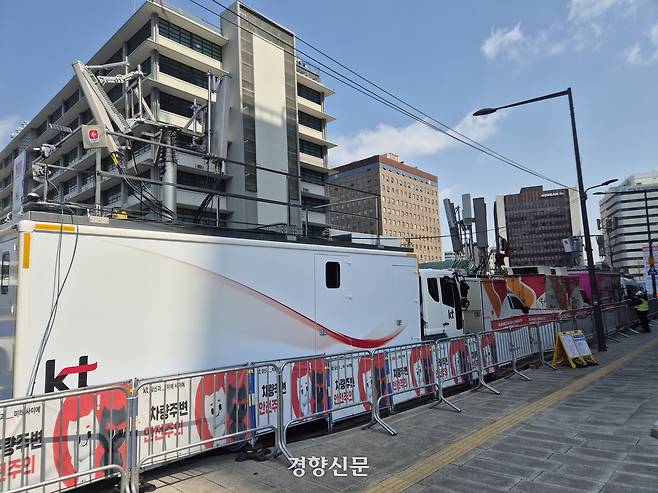 방탄소년단(BTS) 컴백 공연을 하루 앞둔 20일 서울 종로구 광화문광장 인근에 통신사들이 설치한 임시 기지국 차량이 늘어서 있다. 김태욱 기자