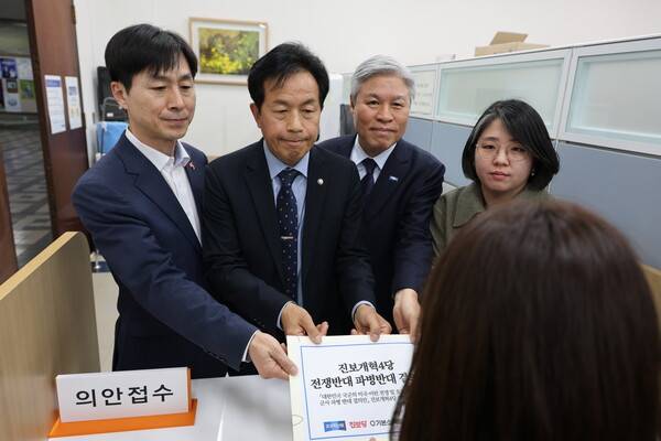 ▲조국혁신당·진보당·기본소득당·사회민주당 원내대표단이 20일 국회가 호르무즈 해협 파병과 전쟁에 반대할 것을 제안하는 결의안을 제출했다.