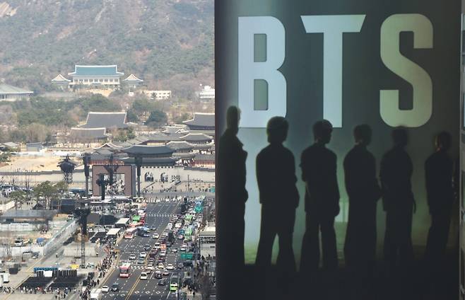 방탄소년단(BTS) 완전체 컴백 공연이 하루 앞으로 다가온 19일 서울 광화문광장 인근 빌딩 전광판에 컴백 공연을 알리는 광고가 표출되고 있다. /사진=(서울=뉴스1) 최지환 기자