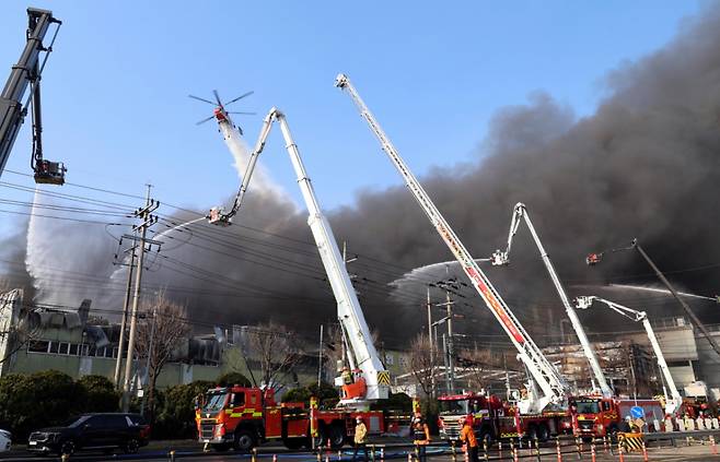 20일 오후 1시17분께 대전광역시 대덕구 문평동의 자동차 부품공장에서 화재가 발생해 소방대원 및 헬기가 화재 진압을 하고 있다. /사진=뉴시스