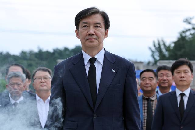 조국 조국혁신당 대표가 광주 북구 국립5·18민주묘지를 찾아 참배하고 있다. 연합뉴스