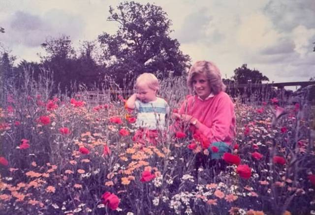 영국 윌리엄 왕세자가 15일(현지시간) 공개한 어머니 고 다이애나 왕세자빈과 자신의 어린 시절 모습을 담은 사진. 켄싱턴궁 인스타그램 캡처
