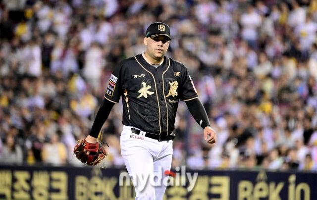 2025년 9월 11일 오후 서울 잠실구장에서 열린 '2025 신한 SOL뱅크 KBO 리그' KT 위즈와 LG 트윈스의 경기KT 선발투수 헤이수스가 2회말 1실점 한 뒤 아쉬워하며 더그아웃으로 들어가고 있다./마이데일리