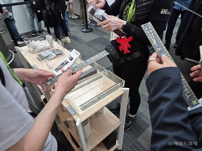 엔비디아가 인쇄회로기판(PCB)을 형상화해 만든 30㎝ 자를 관람객들이 들여다보고 있다. 7달러에 판매 중이다. 김현일 기자