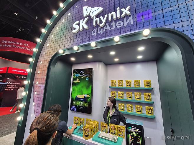 SK하이닉스는 GTC 2026 기간 부스에서 HBM칩스를 증정하는 게임 이벤트를 진행해 호응을 얻었다. 김현일 기자