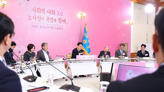 이재명 대통령이 19일 경제사회노동위원회 제1기 출범을 맞이해 청와대에서 열린 노동정책 토론회에서 발언하고 있다 연합뉴스