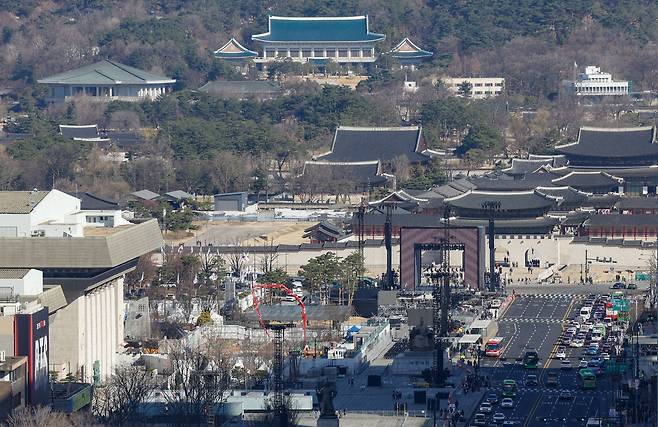 방탄소년단(BTS)의 서울 광화문광장 컴백 공연을 앞둔 19일 서울 종로구 광화문광장에 무대설치가 진행되고 있다. 최상수 기자