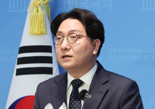 신인규, 국민의힘 탈당 선언 - 국민의힘 신인규 전 상근부대변인이 25일 국회에서 기자회견을 열고 최근 당 상황을 비판하며 탈당 선언을 하고 있다. 2023.10.25 연합뉴스