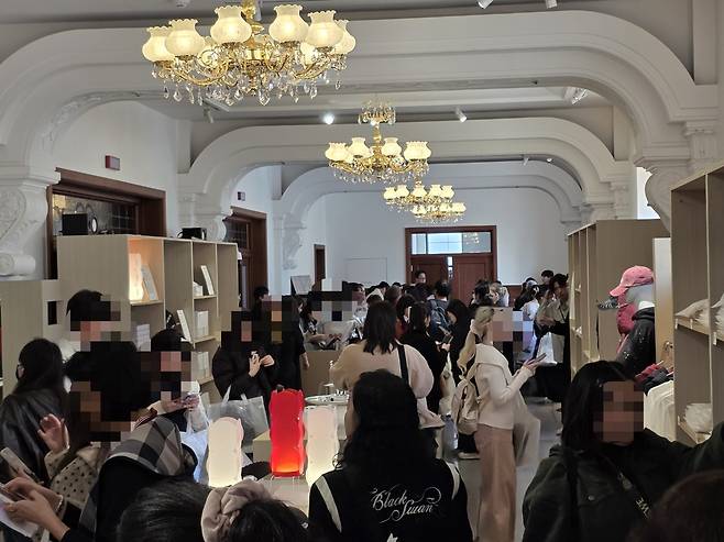 20일 서울 중구 신세계백화점 본점 헤리티지 뮤지엄에 마련된 ‘BTS 팝업 : 아리랑(BTS POP-UP : ARIRANG)’에서 고객들이 굿즈를 구매하고 있다. 이용성 기자