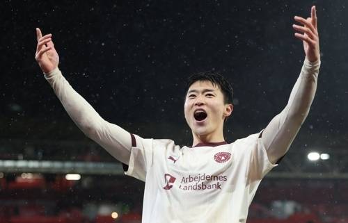 미트윌란 조규성이 13일 유로파리그 16강 1차전에서 노팅엄에 결승골을 넣고 승리한 뒤 원정팬 앞에서 기뻐하고 있다. EPA연합뉴스